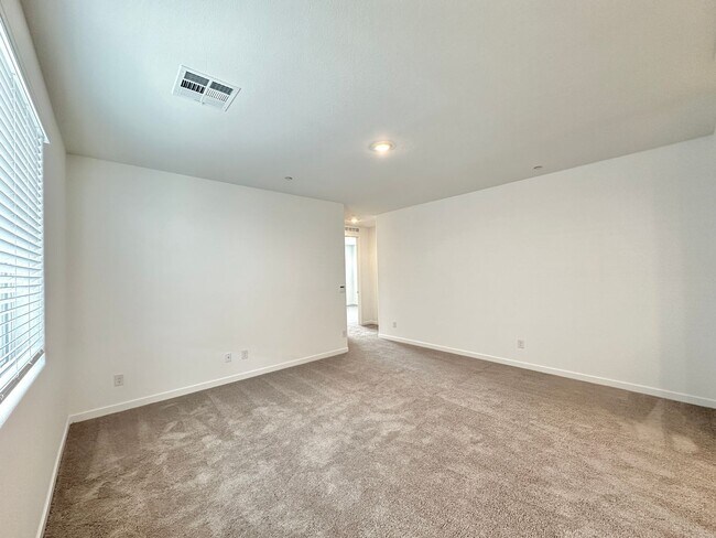 Building Photo - 563 Mountain Robin Ave