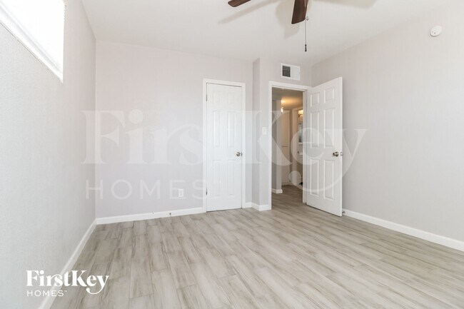 Building Photo - 2735 W Royal Palm Rd