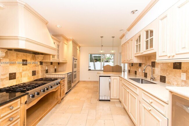 Building Photo - 827 N Southlake Dr