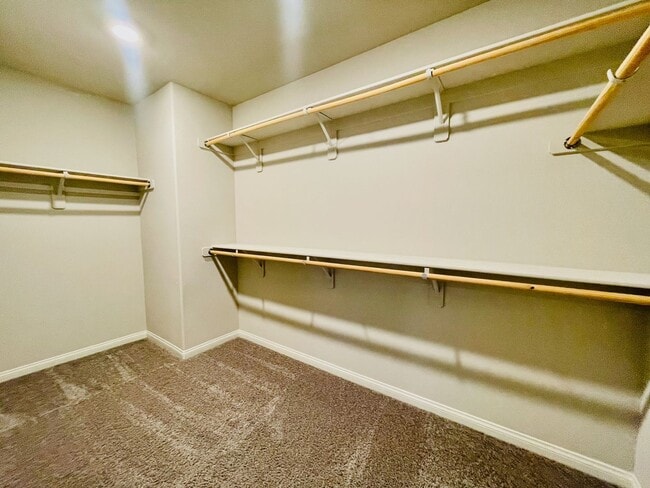 Building Photo - Newer 5 Bd, 3 Bth, Bonus Room, Open Floor ...