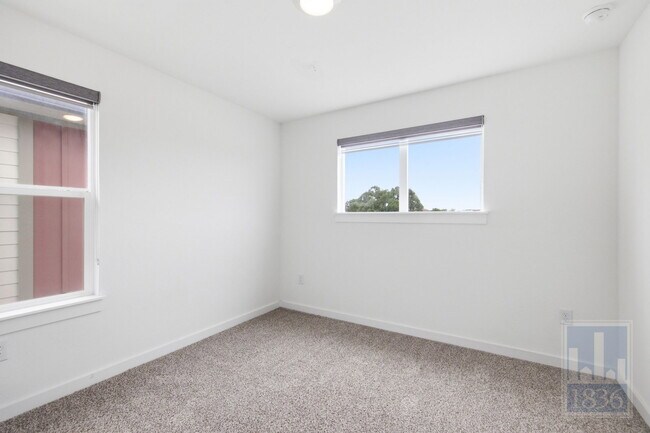 Building Photo - 10925 Tildon Ave
