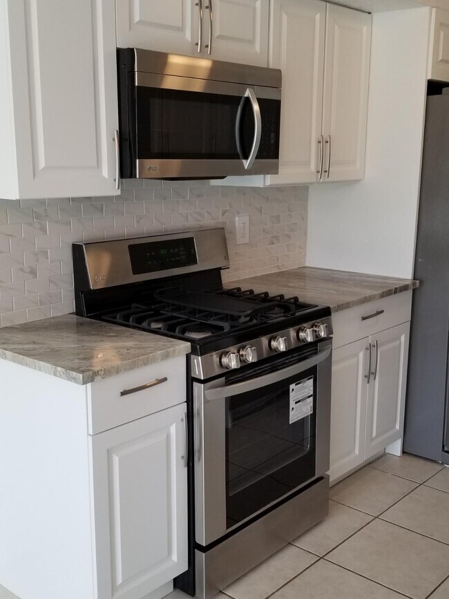 Building Photo - 382 E Royal Palm Rd