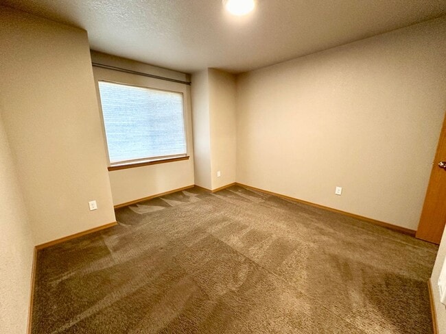 Building Photo - Updated Townhouse in Ellenbsurg