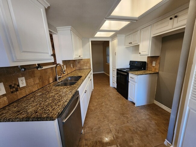 Building Photo - 2210 Newcastle Dr