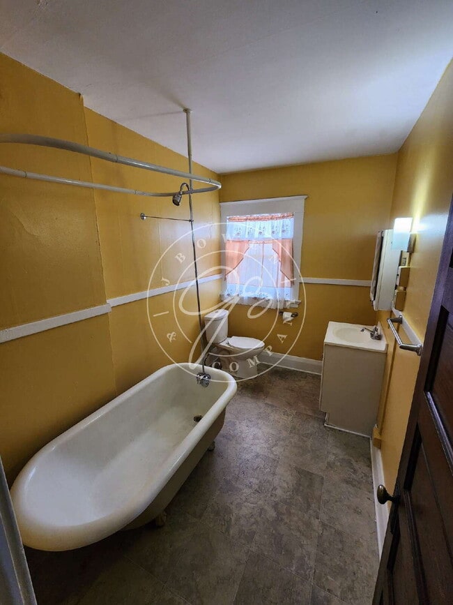 Building Photo - 2 bed 2 story townhouse! Individual basement! Front and back entrances with porch!