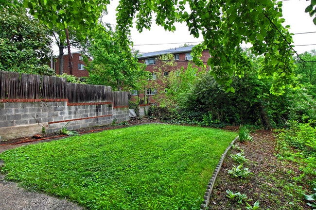 Building Photo - Blocks to Crystal City Metro and just minutes to Washington, D.C. via the 14th Street Bridge