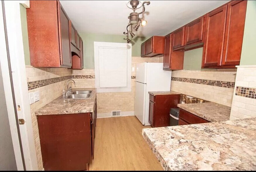 Building Photo - 337 St Lawrence Ave