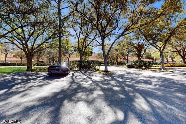 Building Photo - 350 Robin Hood Cir