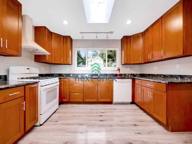 Building Photo - Beautiful 4 Bedroom 3 Bathroom Home for Rent!