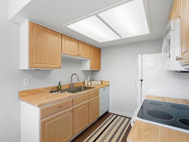 Building Photo - 1-bedroom, 1-bath condo in the heart of Murrayhill