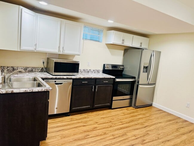 Building Photo - 3 Bed-1 Bathroom Available in Anshutz Medical Center Area - Duplex lower unit