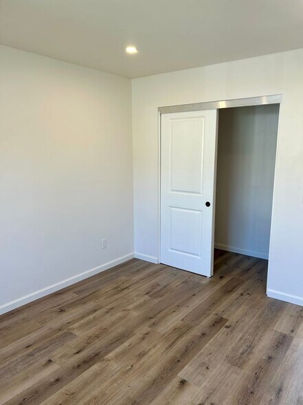 Building Photo - 4065 Sunnyhill Dr