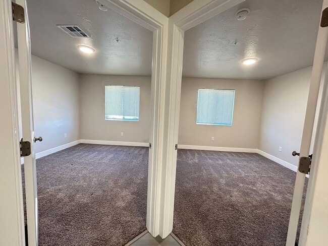 Building Photo - Price reduced!! Fresh and Clean!! 3 bed 2 bath!!