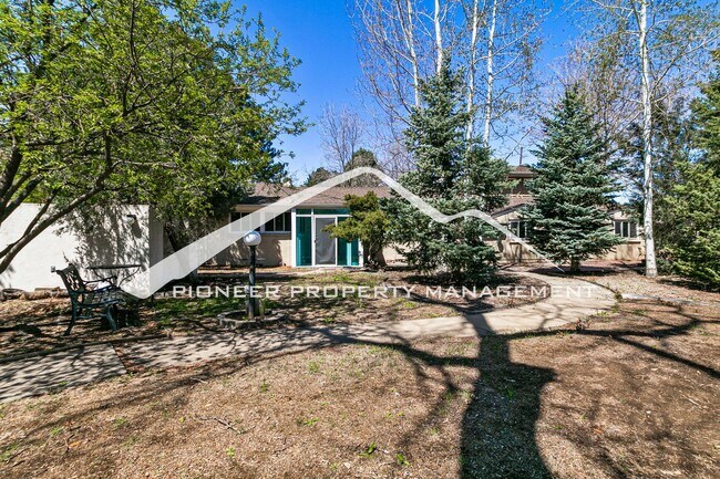 Building Photo - Spacious Home with Fenced Yard and Washer/Dryer