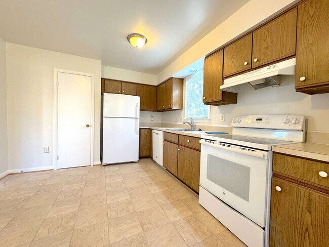 Building Photo - Lake Ridge Gem: Your Inviting Home Awaits!