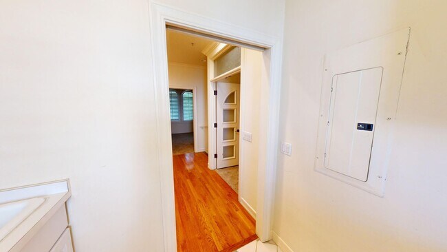 Building Photo - 1029 Park Pl