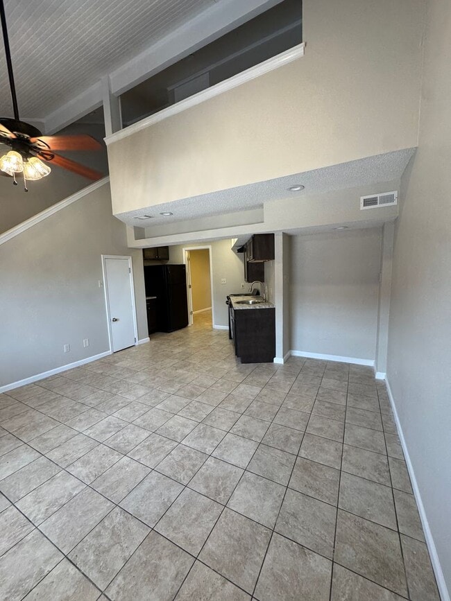 Building Photo - 2 bed / 2 bath Condo in the Center of Jone...
