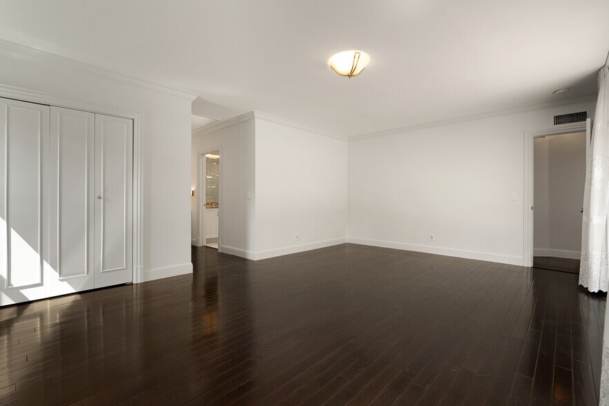 Building Photo - 519 N Rexford Dr