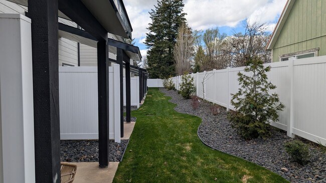 Building Photo - Newer 2 Bedroom 2 1/2 bathroom Hayden Townhome!