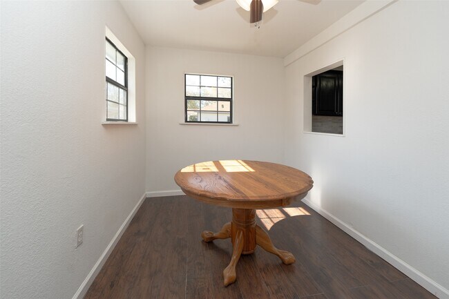 Building Photo - 9526 Nyssa St