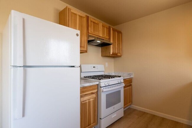 Building Photo - Newly Remodeled 2 bedroom 1 bathroom Seaside Apartment!