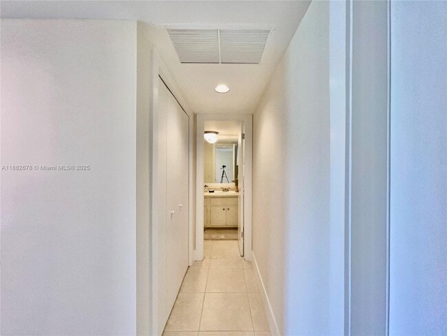 Building Photo - 2950 N Palm Aire Dr