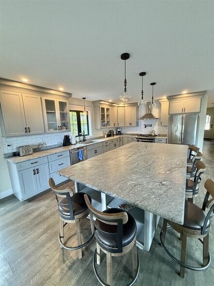 Building Photo - 304 NW River Rd