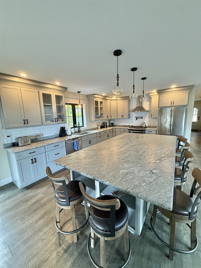 Building Photo - 304 NW River Rd