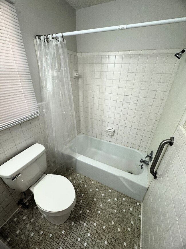 Building Photo - Move-In Special!! 1/2 Off First Month's Rent!!