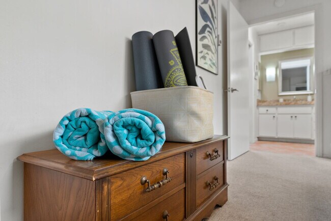 Beach towels and yoga mats on site - 709 Agate St