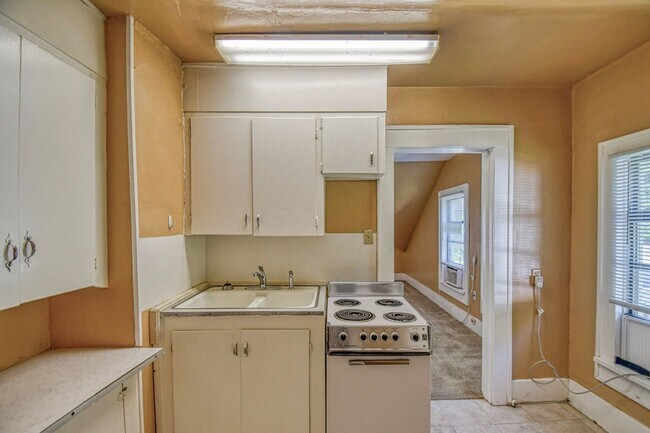 Building Photo - 464 College