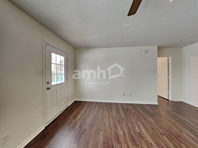 Building Photo - 527 Bourneside Dr