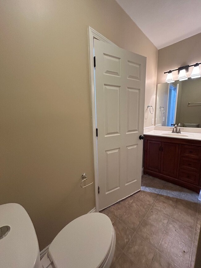 Building Photo - Upstairs 3 Bedroom Duplex Unit