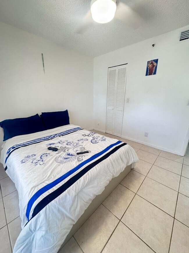 Building Photo - 4640 Lucerne Lakes Blvd W