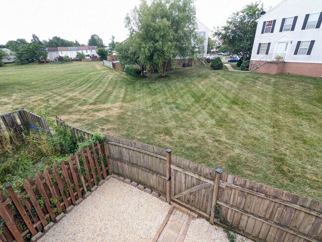 Building Photo - Beautifully maintained townhouse in Tuscar...