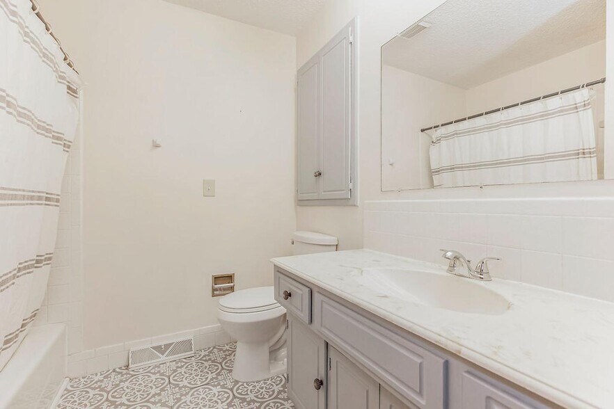 Building Photo - Spacious Shawnee Home Near Mill Creek Streamway Park