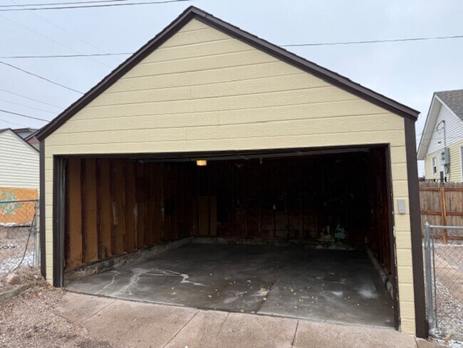 Building Photo - Thirteenth 2104 &amp; 2102