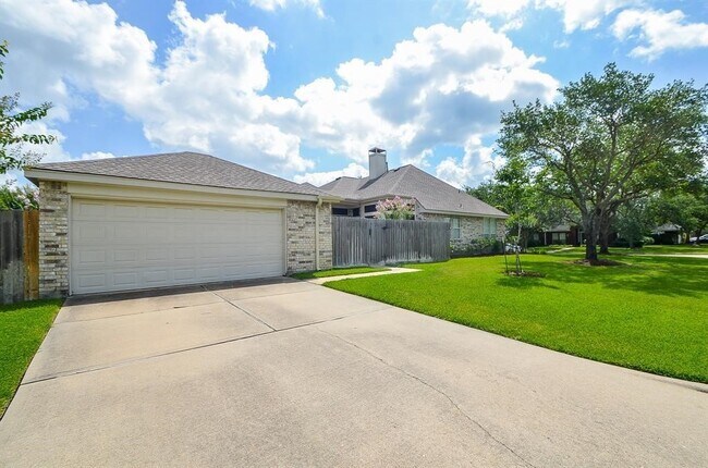 Building Photo - 1723 Crescent Green Dr