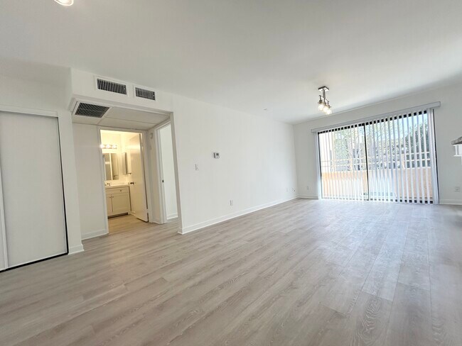 Building Photo - 465 Oak St