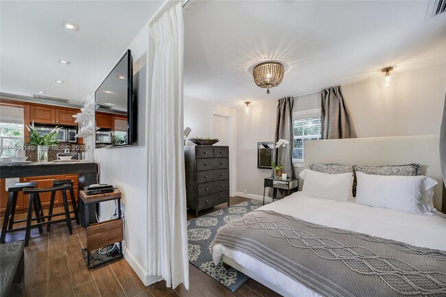 Building Photo - 265 Palm Ave