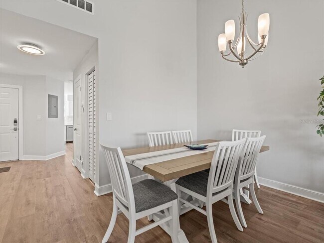 Building Photo - 5900 Bahia Del Mar Cir N