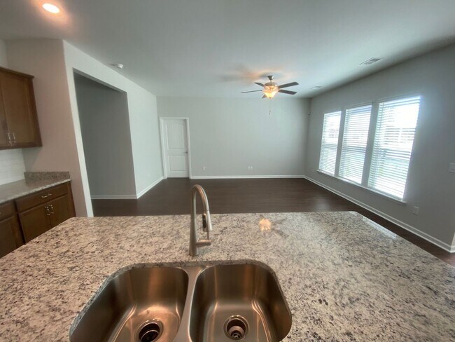 Building Photo - Spacious 4 Bedroom - great location in Pooler, Ga!!