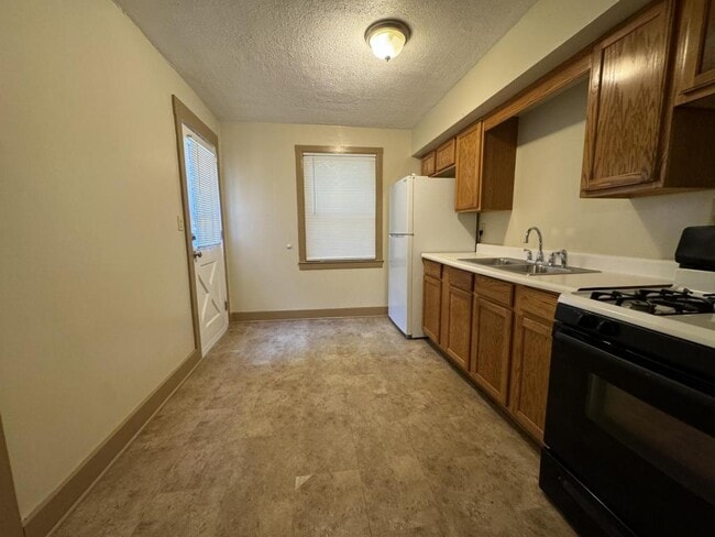 Building Photo - 271 Oak Dr