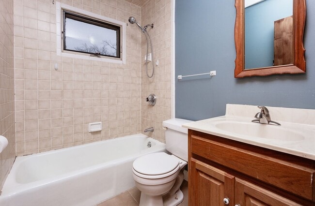 Building Photo - CHARMING! 2 Bedroom, 1 Bathroom Duplex in Des Moines!!