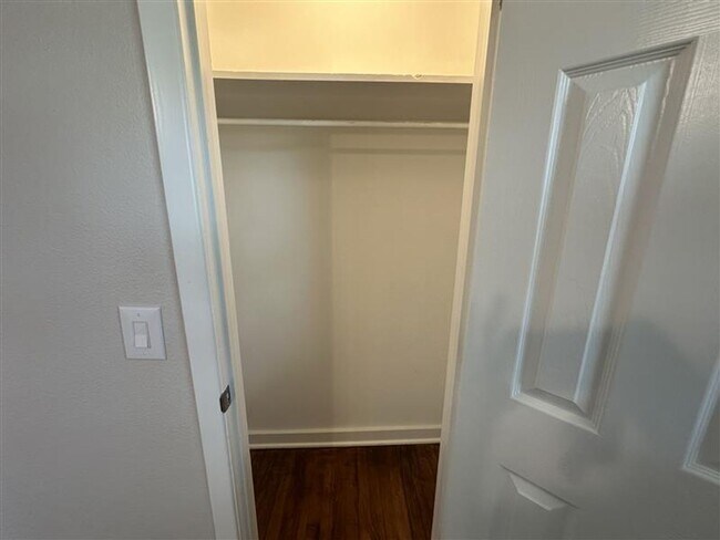 Building Photo - 2533 Chelsea Dr