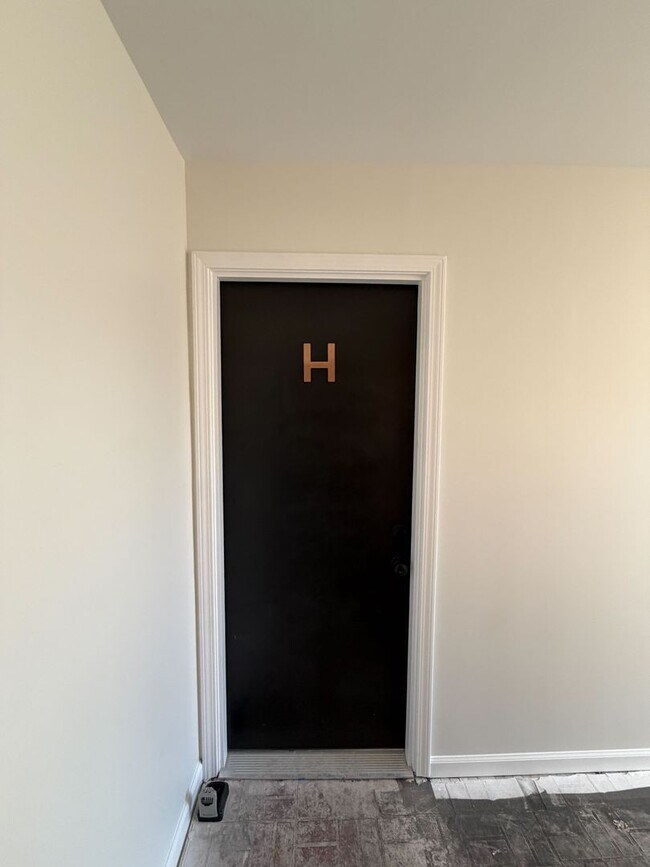 Building Photo - 2080 E 5th Ave