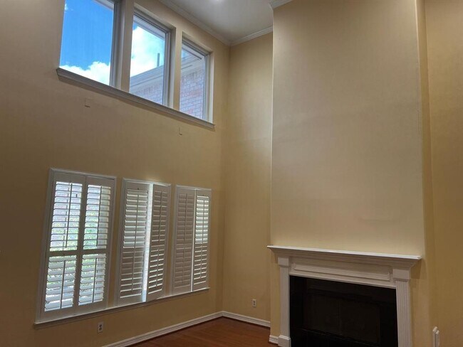 Building Photo - 1155 Enclave Square E