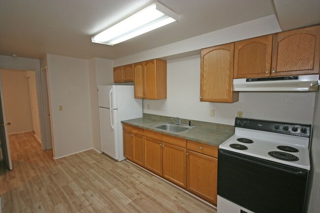 Building Photo - 2 bedroom 1 bath upstairs apartment