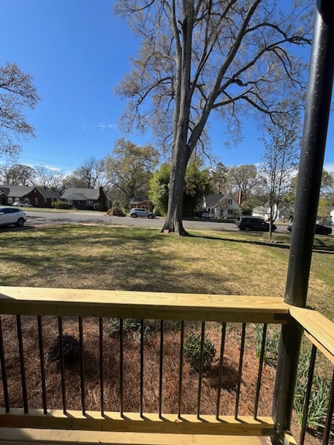 Building Photo - Newly-RENOVATED 2/1 House in a prime location!