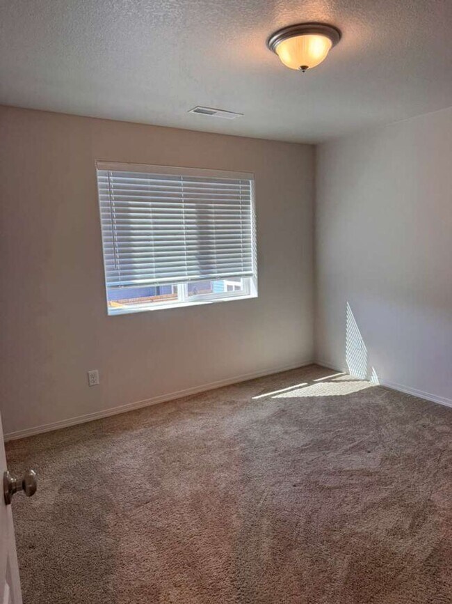 Building Photo - 1642 Zoe Ave